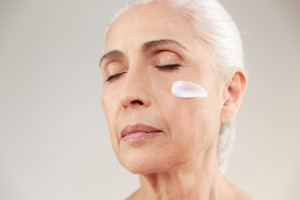 Anti-aging: 3 συμβουλές για να επιλέξετε το σωστό προϊόν με πεπτίδια