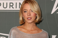 Για να ταιριάξεις τέλεια το μακιγιάζ των ματιών σου με το μανικιούρ σου, αυτή η επαγγελματίας έχει μια μοναδική τεχνική