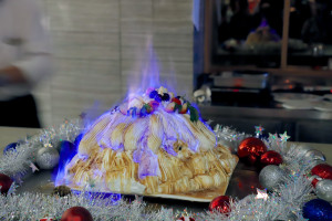 Έδωσαν στη γιαγιά να ανάψει μια τούρτα Αλάσκα φλαμπέ και πήρε φωτιά το... Κορδελιό!