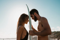Τα «καλοκαιρινά situationships» και γιατί μας μπερδεύουν τόσο πολύ