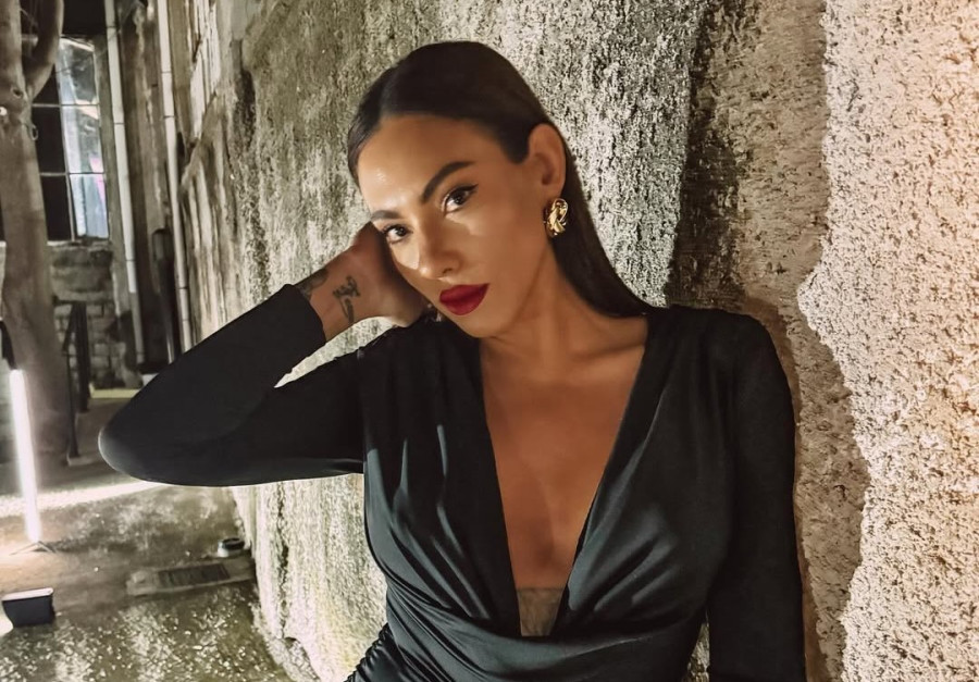 Η Ευρυδίκη Βαλαβάνη επιμένει στο σκούρο mani: Το κομψό χρώμα που επέλεξε και είναι major φετινή τάση