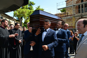 Κηδεία Μαίρης Λίντα: Συγγενείς, φίλοι και καλλιτέχνες την αποχαιρέτησαν - Συγκινητικές εικόνες από την εξόδιο ακολουθία