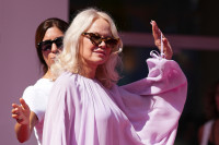 Στη Βενετία, η Pamela Anderson αναβιώνει το κυματιστό καρέ των 90s