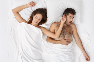 Ταιριάζετε στον έρωτα, αλλά ταιριάζετε και στον ύπνο; Τι αποκαλύπτει ο τρόπος που κοιμάστε για τη σχέση σας