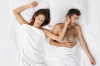 Ταιριάζετε στον έρωτα, αλλά ταιριάζετε και στον ύπνο; Τι αποκαλύπτει ο τρόπος που κοιμάστε για τη σχέση σας