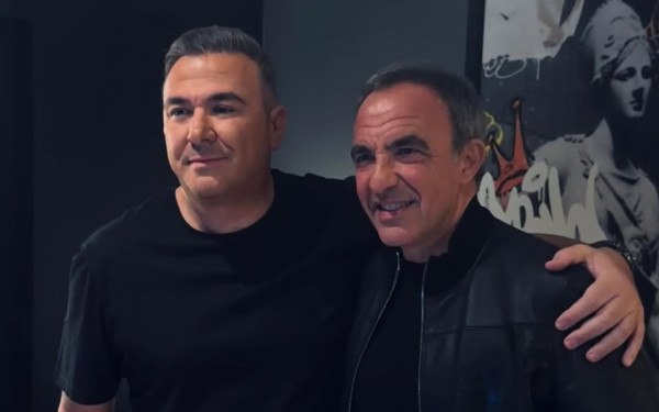 Νίκος Αλιάγας: Πέρασε Πρωτοχρονιά στον Αντώνη Ρέμο σε mood Fan και τραγούδησε μαζί του