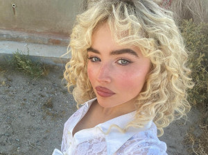 Τα &quot;strawberry jelly&quot; lips της Sabrina Carpenter είναι η νέα φρουτένια τάση του καλοκαιριού