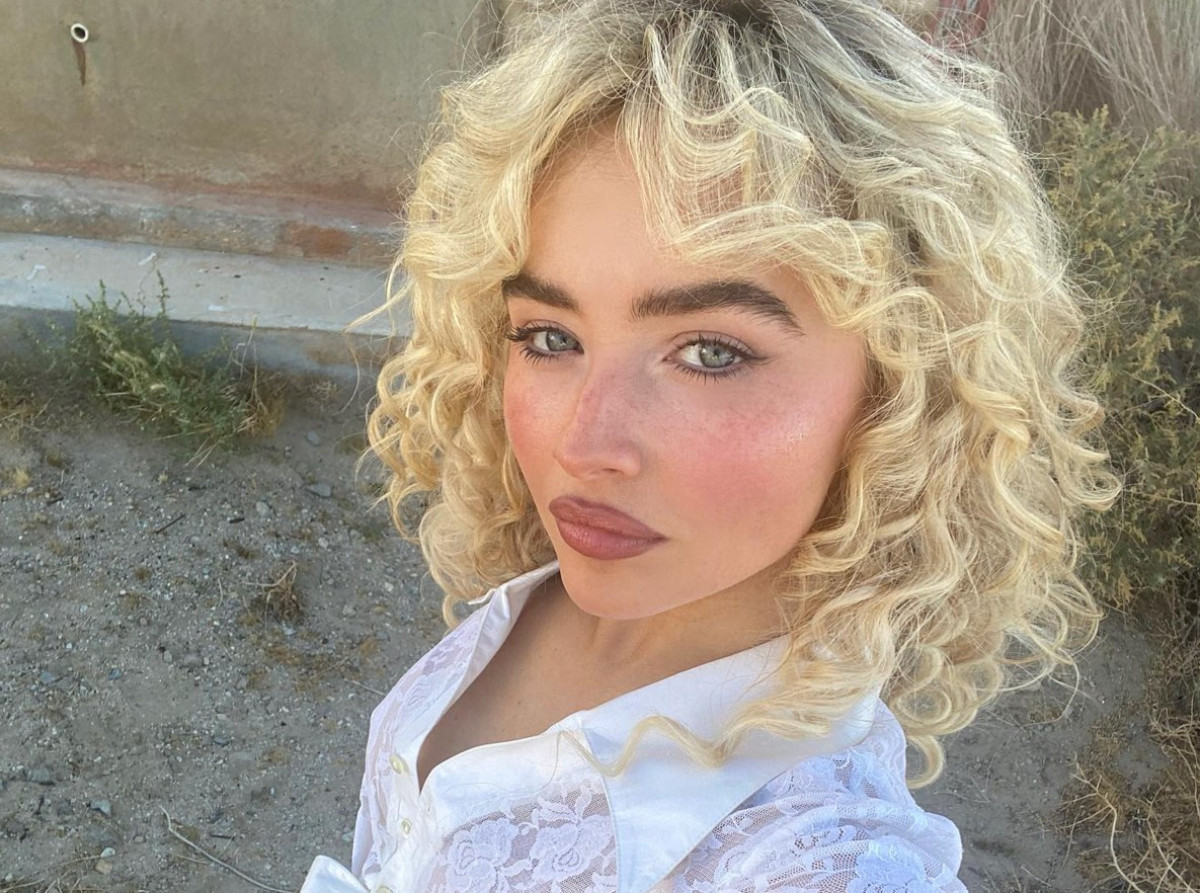 Τα "strawberry jelly" lips της Sabrina Carpenter είναι η νέα φρουτένια τάση του καλοκαιριού