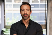 Σάκης Τανιμανίδης: Το πραγματικό πρόβλημα στον γάμο, το σεξ που είναι σαν τη βενζίνη, το Dragons Den και ο λόγος που δεν κάνει πρωινό