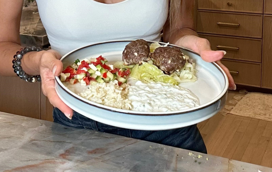 Η Jessica Alba μαγειρεύει...ελληνικά! Κεφτέδες, τζατζίκι και πειραγμένη χωριάτικη