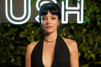 Η Lily Allen φόρεσε ένα φόρεμα φτιαγμένο από αποδείξεις δώρων που έδωσε ο πρώην της, David Harbour, στις ερωμένες του
