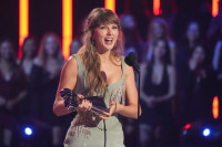 Η Taylor Swift επαναφέρει το εμβληματικό της χτένισμα του 2016