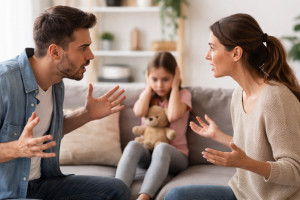 Καβγάδες στο σπίτι: Οι κινήσεις που κάνουν τη διαφορά όταν υπάρχουν παιδιά