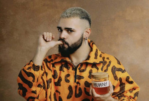 Ποιος είναι ο Akylas; Η ιστορία του, η μουσική του πορεία και το μήνυμα που κρύβεται πίσω από το «Ferto»