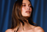 Hailey Bieber: Το φθινοπωρινό μανικιούρ της είναι τόσο εντυπωσιακό όσο και το corset φόρεμά της - Αλλά πολύ πιο φορέσιμο