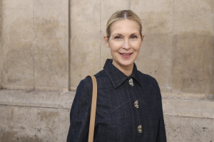 Στο TikTok, η Kelly Rutherford μοιράζεται τα μυστικά για ένα κομψό και “iconic” στυλ