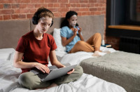 Γιατί η Gen Z θέλει να δουλεύει στο γραφείο και απεχθάνεται την εξ αποστάσεως εργασία