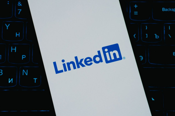 Οι 5 κινήσεις στο LinkedIn που αξίζει να κάνεις όσο οι άλλοι κάνουν διακοπές