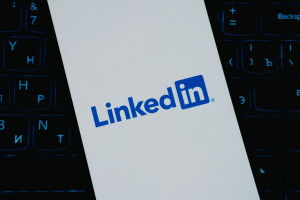 Οι 5 κινήσεις στο LinkedIn που αξίζει να κάνεις όσο οι άλλοι κάνουν διακοπές