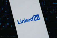 Οι 5 κινήσεις στο LinkedIn που αξίζει να κάνεις όσο οι άλλοι κάνουν διακοπές