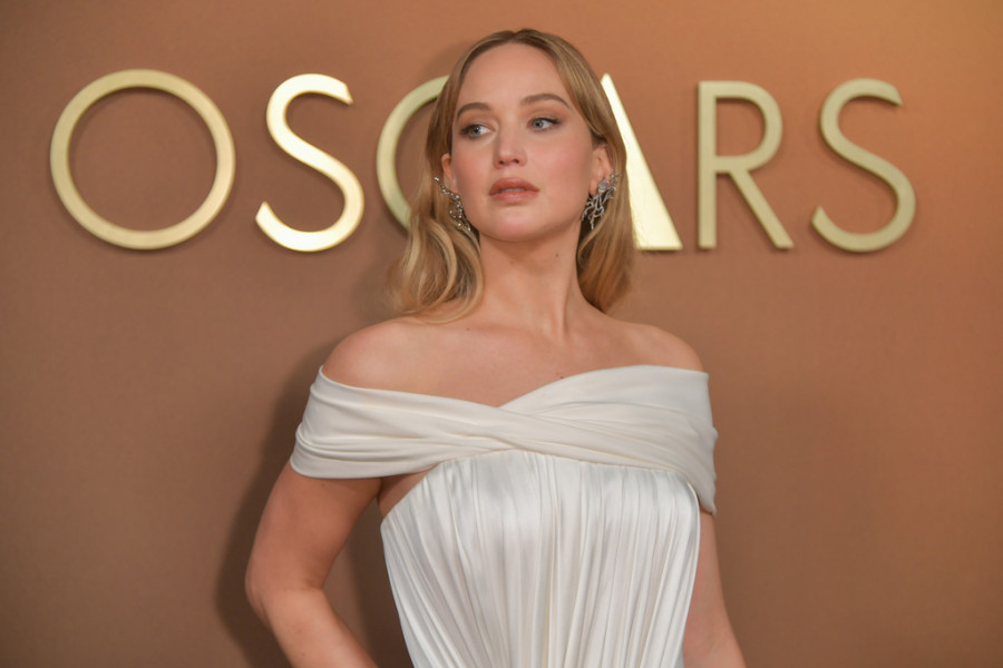 Η Τζένιφερ Λόρενς επανέφερε το «πόδι της Άντζελίνα Τζολί» με φούστα με σχίσιμο