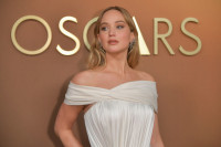 Η Τζένιφερ Λόρενς επανέφερε το «πόδι της Άντζελίνα Τζολί» με φούστα με σχίσιμο