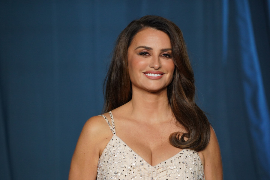 Κυματιστό καρέ και πλαϊνή φράντζα: Η Penélope Cruz τράβηξε τα βλέμματα στο show της Chanel