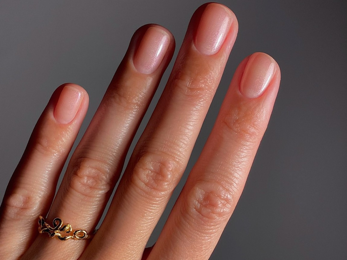 Flawless nails: Ιδού η «base coat» τεχνική που αναδεικνύει ονειρικά τα nude μανικιούρ