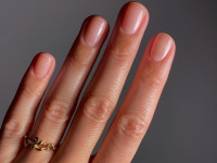 Flawless nails: Ιδού η «base coat» τεχνική που αναδεικνύει ονειρικά τα nude μανικιούρ