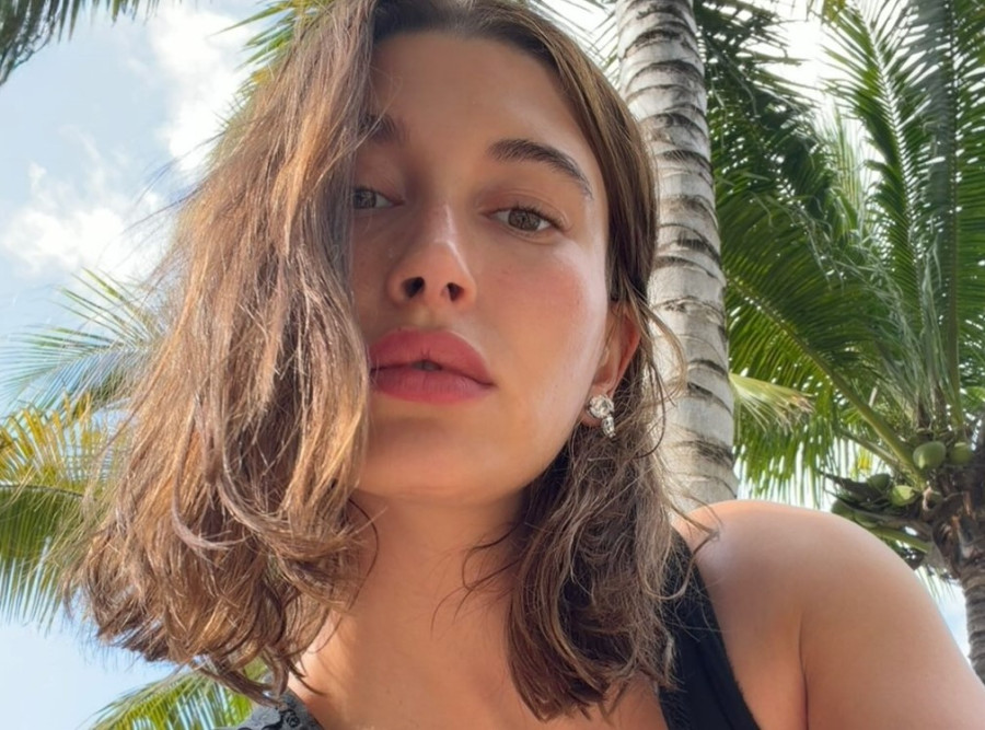 Η Hailey Bieber επιβεβαιώνει το πιο επιθυμητό μανικιούρ του 2026 (και το γνωρίζουμε καλά)