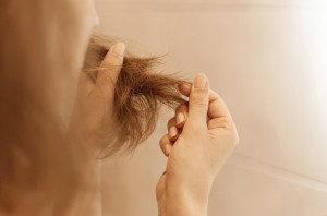 Αραίωση μαλλιών: 5 σημάδια που πρέπει να σας ανησυχήσουν