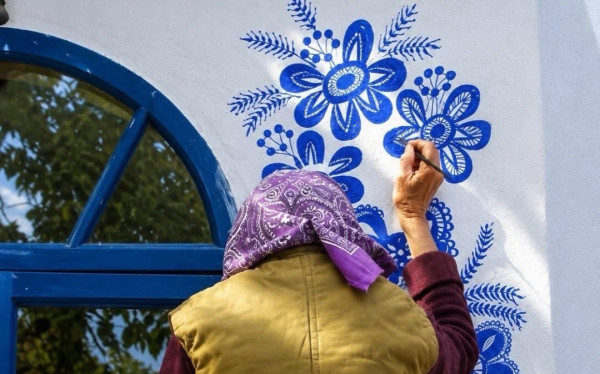 Η γυναίκα που πέρασε 50 χρόνια ζωγραφίζοντας το χωριό της και το έκανε έργο τέχνης