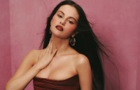 Τα 3D chrome nails της Selena Gomez δηλώνουν πώς το mani maximalism επιστρέφει