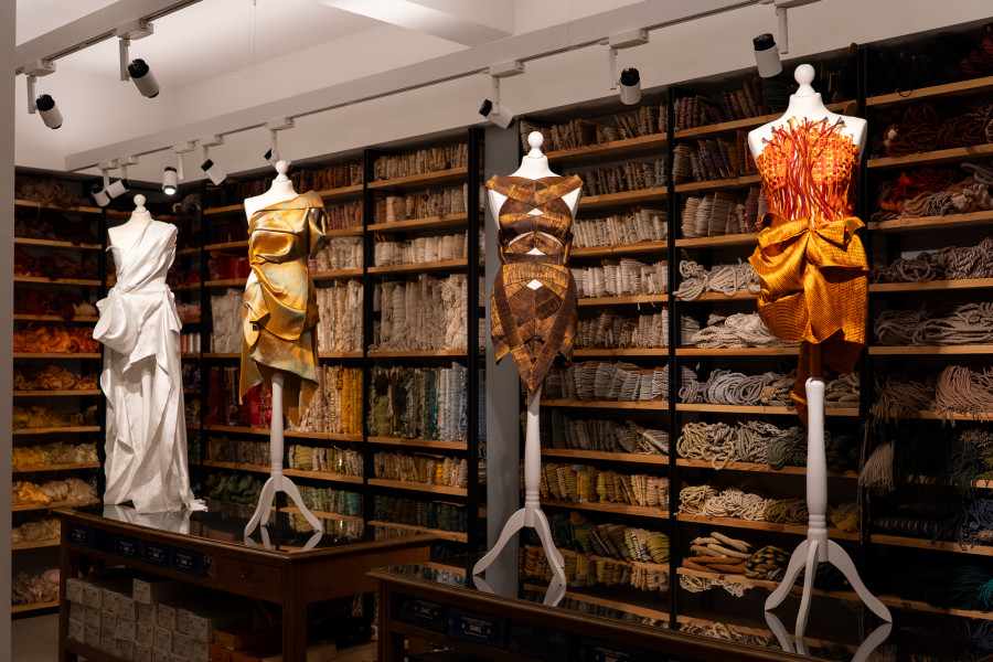 Νημάτων ένδυμα: Μια μοναδική έκθεση του Μουσείου Μπενάκη με την υπογραφή της Denise Ελευθερίου