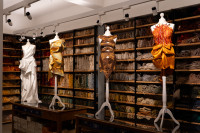 Νημάτων ένδυμα: Μια μοναδική έκθεση του Μουσείου Μπενάκη με την υπογραφή της Denise Ελευθερίου