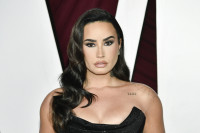 Το “Ghost Jelly” μανικιούρ της Demi Lovato δίνει μια σκοτεινή φθινοπωρινή πινελιά στην καλοκαιρινή τάση