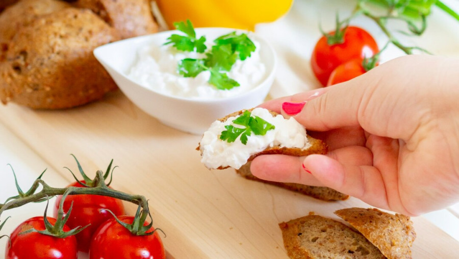 Τι να τρως όταν κόβεις τους υδατάνθρακες (και τι να αποφεύγεις)