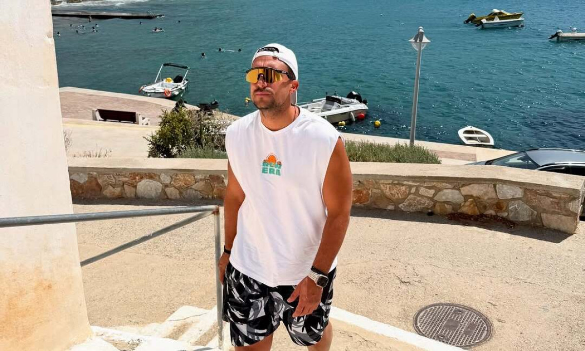 Σάκης Κατσούλης: Το update για την υγεία του, το συγκινητικό μήνυμα και όλα όσα πρέπει να ξέρεις για την αιφνίδια βαρηκοΐα