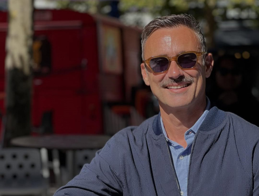 Γιώργος Καπουτζίδης: Προσπάθησε να μάθει τρόπους στις γάτες του. Καλά πήγε κι αυτό...