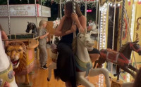 Η Sofia Vergara «πάλεψε» να ανέβει σε carousel στο Μόντε Κάρλο και το βίντεο είναι ό,τι πιο διασκεδαστικό θα δεις σήμερα