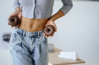 8 ασκήσεις για να κάψετε το λίπος στην κοιλιά χωρίς να σηκωθείτε από το κρεβάτι