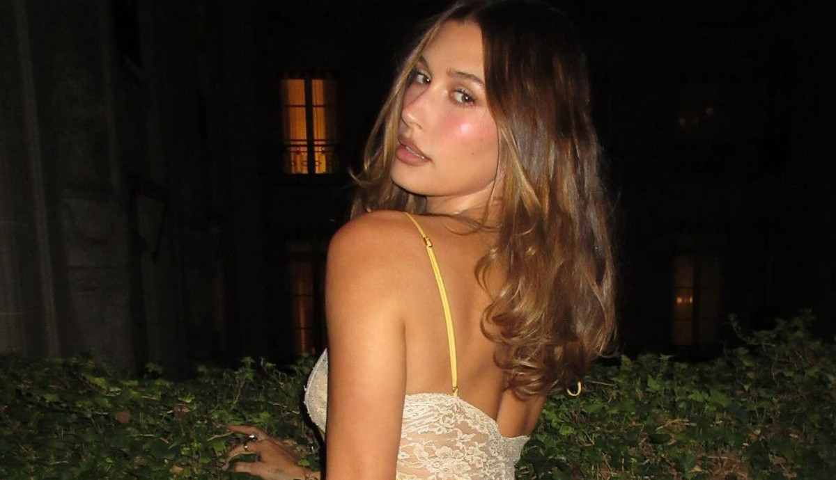 Η Hailey Bieber μας έδειξε πώς να φορέσουμε το bloomer trend το φθινόπωρο