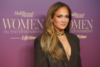 Τα γιορτινά νύχια της Jennifer Lopez αντικαθιστούν το κλασικό γαλλικό με κάτι πιο festive