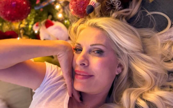 Ελένη Μενεγάκη: Η απρόσμενη οπτικοποίηση του τραγουδιού.... στολίδι είσαι μόνη σου...