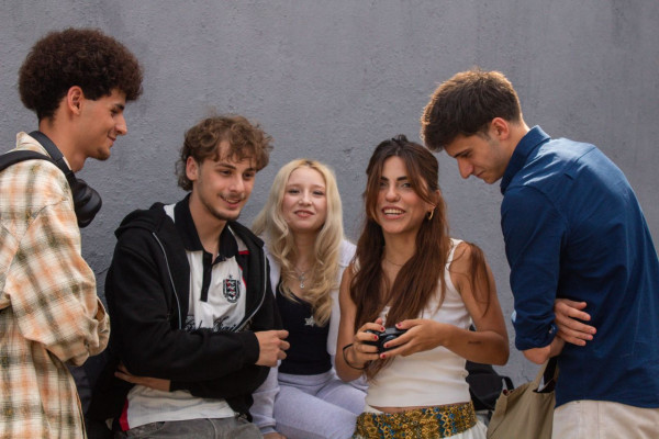 Η Gen Z βάζει λίγη κινηματογραφική μαγεία ακόμη και στις πιο απλές στιγμές. Μήπως πρέπει να κάνουμε το ίδιο;