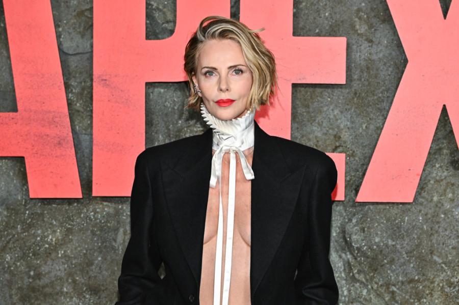 Στα 50 της, η Charlize Theron αποκαλύπτει την εμμονή περιποίησης που κρύβεται πίσω από την αψεγάδιαστη επιδερμίδα της
