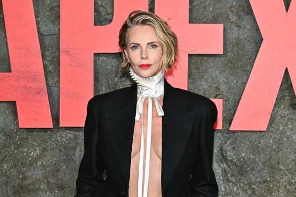 Στα 50 της, η Charlize Theron αποκαλύπτει την εμμονή περιποίησης που κρύβεται πίσω από την αψεγάδιαστη επιδερμίδα της