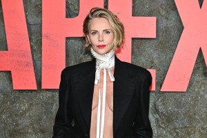 Στα 50 της, η Charlize Theron αποκαλύπτει την εμμονή περιποίησης που κρύβεται πίσω από την αψεγάδιαστη επιδερμίδα της