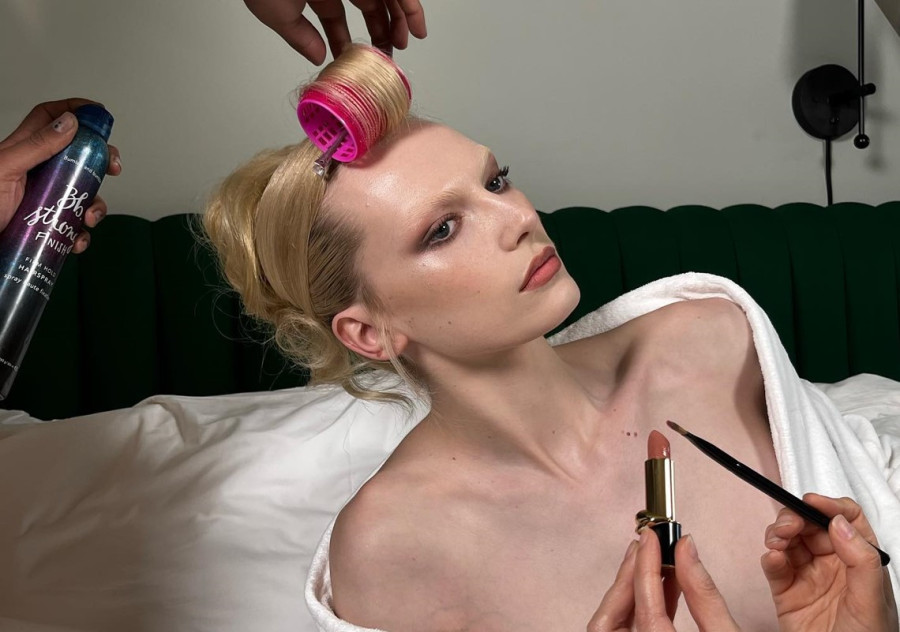 Tip: Αυτή η έξυπνη τοποθέτηση ρουζ εξουδετερώνει τους μαύρους κύκλους και «σηκώνει» τα μάτια