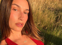 Hailey Bieber: Το naked chrome mani της είναι το ομορφότερο μανικιούρ για το τέλος του καλοκαιριού